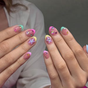 Presse-ongles coloré fait main avec des étoiles irisées - Design néon pop art amusant avec des pierres précieuses multicolores pour l'été
