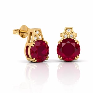 Labor gewachsene Rubin Ohrringe | 8 mm runder Edelstein, Zirkon Akzente, Gelbgold überzogenes Sterlingsilber