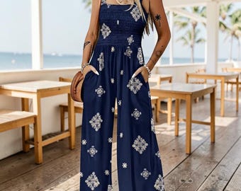 Mono azul marino con estampado floral y pernera ancha, corpiño fruncido, estilo bohemio para las vacaciones de verano.