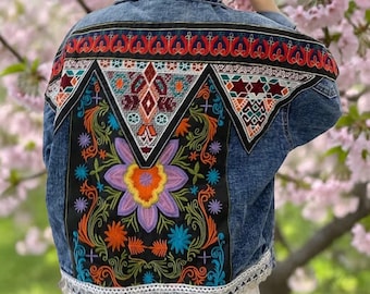 Chaqueta vaquera bohemia bordada con panel trasero floral étnico y ribete de encaje.