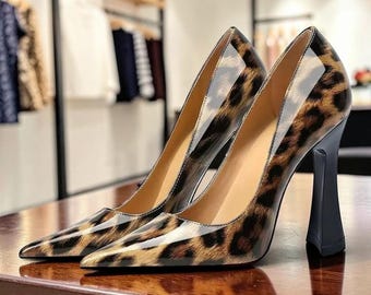 Zapatos de tacón con estampado de leopardo y charol, con punta afilada y tacón acampanado de diseño arquitectónico.