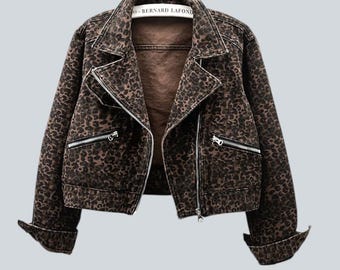 Chaqueta vaquera corta con estampado de leopardo estilo motero grunge de los años 2000: prenda de abrigo de estilo motero grunge.