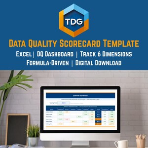 Puede incluir: Un monitor de ordenador muestra una plantilla de cuadro de mando de calidad de datos. La pantalla muestra una hoja de cálculo con análisis de datos. La imagen incluye el texto "DATA QUALITY SCORECARD TEMPLATE" y "EXCEL | DQ DASHBOARD | TRACK 6 DIMENSIONS | FORMULA-DRIVEN | DIGITAL DOWNLOAD".