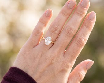 Anello di fidanzamento solitario moderno e minimalista con diamante sintetico taglio ovale da 1,00 CT - Oro massiccio 14 carati / Regalo di nozze per lei / Anello da indossare tutti i giorni