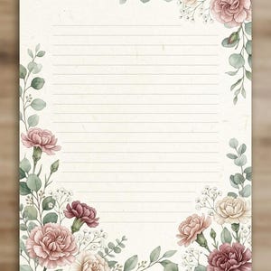 Könnte beinhalten: Ein cremefarbenes Briefpapier mit horizontalen Linien zum Schreiben. Der Rand ist mit Aquarellillustrationen von rosa und burgunderroten Nelken, kleinen weißen Schleierkrautblüten und grünen Eukalyptusblättern verziert.