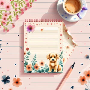 Può includere: Un blocco note a spirale con carta a righe color crema, caratterizzato da un bordo di fiori arancioni e rosa e dall'illustrazione di un cucciolo dorato. Il blocco è accompagnato da una penna color pesca, una tazza di caffè e fiori sparsi.