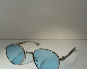 Occhiali da sole retrò con montatura in metallo sottile e arrotondata, per uomo e donna.