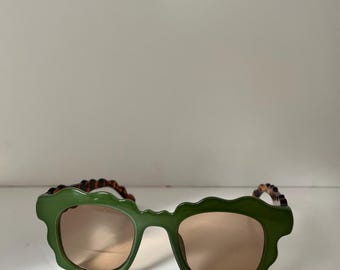 Retro Wavy Sunglasses: Green Frame, Tortoiseshell Arms, UV400 Protection