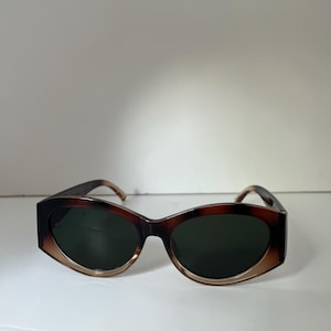Vintage 1960s brown beige spotted angular  cat eye sunglasses dark grey lens