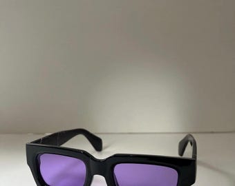 Gafas de sol cuadradas retro con montura de mármol negro y lentes moradas, estilo futurista de Halloween.