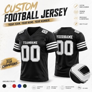 以下が含まれることがあります： 前面に「TEAMNAME」と背番号「00」、背面に「YOURNAME」と背番号「00」がプリントされた黒いフットボールジャージ。袖には3本の白いストライプが入っており、生地にはメッシュのような質感が確認できます。