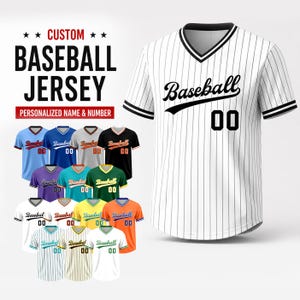 Pode incluir: Uma camisola de basebol branca com riscas pretas, decote em V e acabamento preto nas mangas. A frente apresenta a palavra Baseball em letra cursiva preta e o número 00. A imagem mostra várias variantes de cor deste design de camisola.