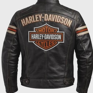 Könnte beinhalten: Schwarze Motorradjacke aus Leder mit dem Harley-Davidson-Logo auf dem Rücken. Die Jacke hat ein klassisches Design mit Kragen, Reißverschluss und gestreiften Akzenten an den Ärmeln. Das Harley-Davidson-Logo ist orange und weiß.
