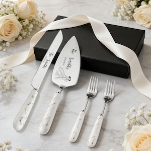 Könnte beinhalten: Ein Hochzeitstorten-Servier-Set mit Tortenmesser, Tortenheber und zwei Gabeln. Messer und Heber haben Griffe mit Marmor-Effekt. Der Heber zeigt eine Braut- und Bräutigam-Illustration. Der Text "The Smiths" und das Hochzeitsdatum sind enthalten.
