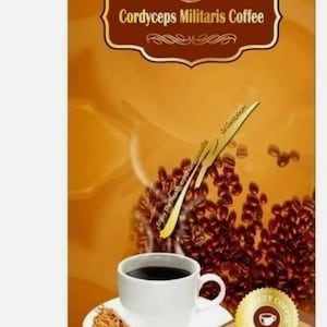 Peut inclure: Un emballage rectangulaire de café Cordyceps Militaris avec un fond dégradé marron et doré. Le devant présente une tasse à café blanche sur une soucoupe, des grains de café et un petit tas de cordyceps. Il contient 10 bâtonnets de 18g.