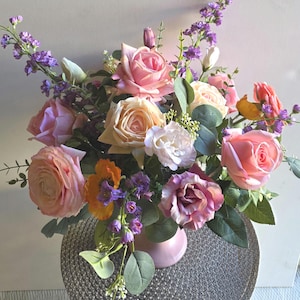 Arreglo floral de tacto real en jarrón rosa, flores de tacto real, follaje artificial, perfecto para el hogar o bodas.