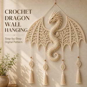 Puede incluir: Un tapiz de pared de dragón tejido a ganchillo en color crema con patrones de alas intrincados, una cola curva y cuatro borlas colgantes con cuentas de madera. El texto dice: CROCHET DRAGON WALL HANGING Step-by-Step Digital Pattern.