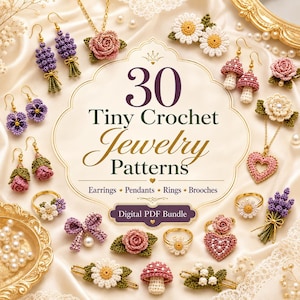 Op de afbeelding: Een digitaal PDF-pakket getiteld 30 Tiny Crochet Jewelry Patterns met diverse gehaakte items, waaronder oorbellen, hangers, ringen en broches in de vorm van lavendel, rozen, madeliefjes, paddenstoelen en hartjes rond de tekst.