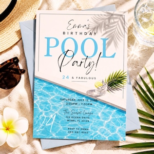 Op de afbeelding: Een uitnodiging voor een zwembadfeest met de tekst "Emma's Birthday Pool Party! 24 & Fabulous." De uitnodiging bevat een zwembadgrafiek, schaduwen van palmbladeren en evenementdetails. Een glas water met een schijfje citroen is zichtbaar.