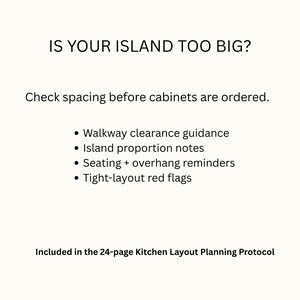 Puede incluir: Un gr&aacute;fico color crema con texto negro. El texto dice "IS YOUR ISLAND TOO BIG?" y "Verifique el espaciado antes de pedir los gabinetes." Los puntos incluyen "Gu&iacute;a de espacio libre para pasillos" y "Notas sobre las proporciones de la isla."
