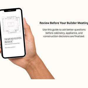 Puede incluir: Un tel&eacute;fono inteligente que muestra un plano de dise&ntilde;o de cocina y el texto: "THE KITCHEN PLANNING PROTOCOL." El texto adicional dice: "Review Before Your Builder Meeting. Use esta gu&iacute;a para hacer mejores preguntas antes de que se finalicen las decisiones de gabinetes, electrodom&eacute;sticos y construcci&oacute;n."