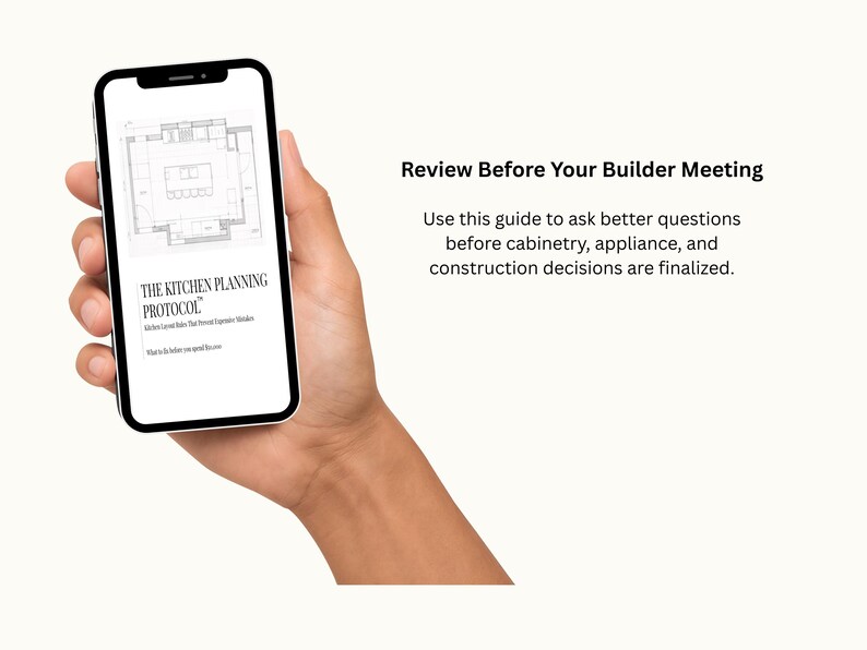 Puede incluir: Un tel&eacute;fono inteligente que muestra un plano de dise&ntilde;o de cocina y el texto: "THE KITCHEN PLANNING PROTOCOL." El texto adicional dice: "Review Before Your Builder Meeting. Use esta gu&iacute;a para hacer mejores preguntas antes de que se finalicen las decisiones de gabinetes, electrodom&eacute;sticos y construcci&oacute;n."