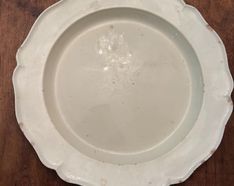 Antike Französische Servierplatte aus weißer Keramik | 15-Zoll-Bögenrand Ladegerät | Französisches Landhaus Dekor | Keine Signatur