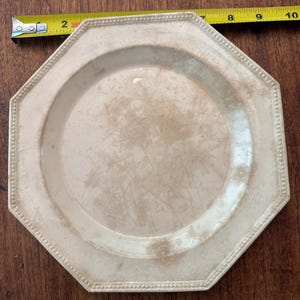 Plato antiguo inglés de loza crema Enoch Wood & Sons Burslem Staffordshire 1818-1846. Borde octogonal perlado. Marca WOOD impresa.