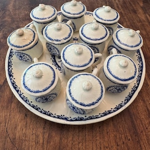 Raro juego antiguo francés Gien "Pot de Crème" de 23 piezas, c. 1880 / Azul cobalto y blanco, diseño Rouen / 11 tazas de flan con tapa y bandeja con pie.