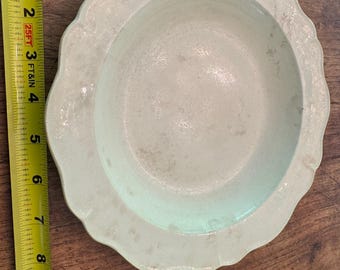 Paire d'assiettes creuses antiques Montereau | Bordure cannelée festonnée du 19e siècle | Assiettes en pierre de fer d'un blanc profond | Patine épaisse tache de thé | 9,5 pouces