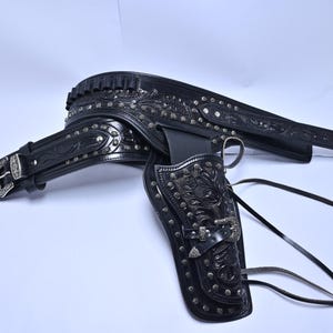 Passar .22, .38/357, .44/.45 Cal Western Cartridge Belt – Brunt handbearbetat läderhölster med dubbelhölster och ammunitionsöglor