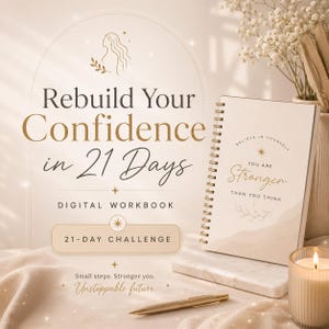 Op de afbeelding: Een digitale werkmap en dagboek met de tekst "Rebuild Your Confidence in 21 Days" en "You are Stronger Than You Think." De afbeelding bevat een brandende kaars, een pen en decoratieve bloemen.