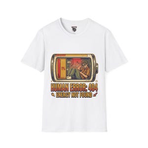 Puede incluir: Camiseta blanca con un gráfico de una persona dentro de un indicador de batería baja, con el texto "HUMAN ERROR: 404 ENERGY NOT FOUND." La ilustración tiene un estilo vintage de dibujos animados.