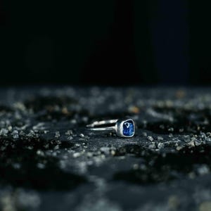 Anillo de plata con zafiro en bruto, joyería vintage otomana hecha a mano, regalo de autoridad silenciosa para ella.