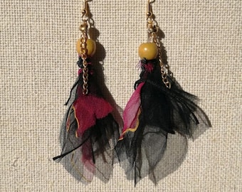 Pendientes Gypsy Fuchsia y Negros - Pendientes colgantes de organza reciclada - Joyería textil ética con cuentas de madera y cadena dorada