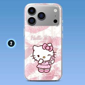 Puede incluir: Una funda transparente para smartphone con un gr&aacute;fico de Hello Kitty, un lazo rosa y marcas de besos de pintalabios rosa. El texto Hello Kitty est&aacute; impreso en cursiva. La funda tiene un recorte para el sistema de triple c&aacute;mara y el flash.