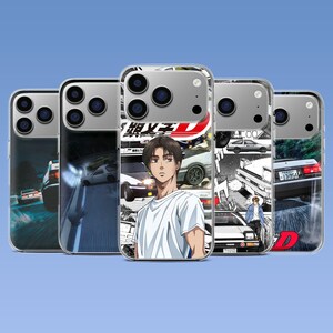 Puede incluir: Cinco fundas transparentes para smartphone con varios gráficos del anime Initial D. Los diseños incluyen un personaje central con camiseta blanca, paneles de manga en blanco y negro de un Toyota AE86 y escenas de carreras dinámicas.