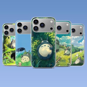 Può includere: Cinque cover trasparenti per smartphone con varie illustrazioni animate di una creatura grigia e rotonda con segni bianchi sulla pancia. I disegni raffigurano la creatura in foreste verdi, campi erbosi e sotto un ombrello nero su cieli blu.