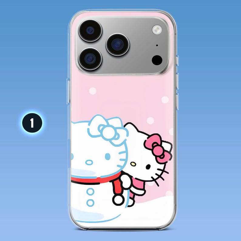 Puede incluir: Una funda transparente para smartphone con un gr&aacute;fico impreso de un personaje de gato blanco con un lazo rosa junto a un mu&ntilde;eco de nieve. El fondo es rosa claro con c&iacute;rculos blancos y tiene un recorte para un sistema de triple c&aacute;mara.