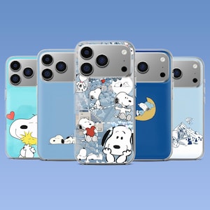 Puede incluir: Cinco fundas transparentes para smartphone con diversas ilustraciones de Snoopy y Woodstock. Los diseños incluyen a Snoopy abrazando a Woodstock, tumbado, sosteniendo un corazón rojo, sentado en una luna amarilla y explorando una montaña nevada.