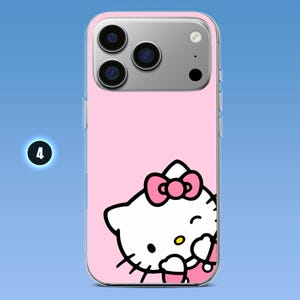 Puede incluir: Una funda de smartphone rosa claro con un gr&aacute;fico del personaje Hello Kitty en la parte inferior. El personaje es blanco con un lazo rosa, bigotes negros y una nariz amarilla. La funda tiene un recorte para un sistema de triple c&aacute;mara.