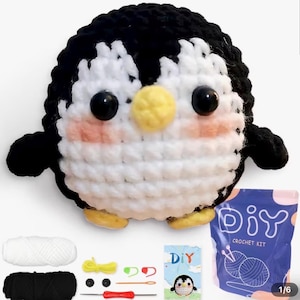 Puede incluir: Un ping&uuml;ino de ganchillo hecho a mano con detalles en negro, blanco y amarillo. El ping&uuml;ino tiene grandes ojos negros y un pico amarillo. La imagen tambi&eacute;n incluye un kit de ganchillo DIY con hilo, herramientas e instrucciones.