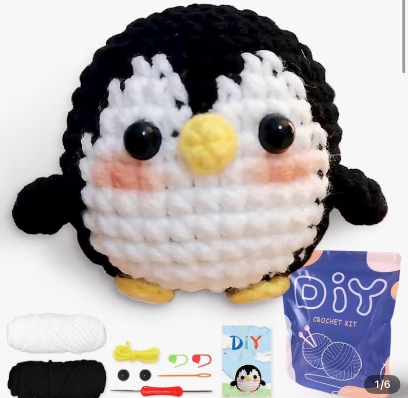 Puede incluir: Un ping&uuml;ino de ganchillo hecho a mano con detalles en negro, blanco y amarillo. El ping&uuml;ino tiene grandes ojos negros y un pico amarillo. La imagen tambi&eacute;n incluye un kit de ganchillo DIY con hilo, herramientas e instrucciones.