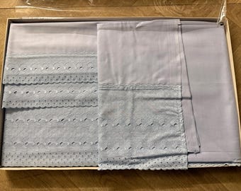 Elegante juego de cama azul vintage de la línea Valentino.