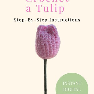 Może przedstawiać: Dokument cyfrowy zatytułowany How to Crochet a Tulip Step-By-Step Instructions przedstawiający różowego szydełkowanego tulipana na cienkiej ciemnej łodydze. Jasnozielone koło w prawym dolnym rogu zawiera tekst INSTANT DIGITAL DOWNLOAD.