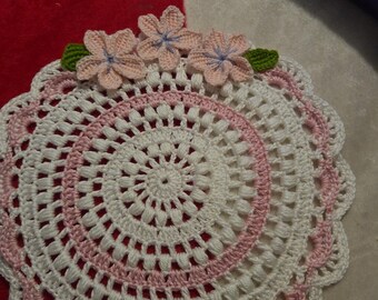 Manteles individuales de ganchillo con flores rosas – Decoración del hogar con encaje blanco