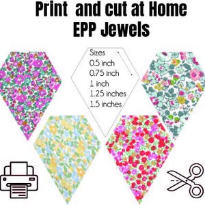 Peut inclure: Image présentant des formes de diamants floraux de différentes couleurs et tailles, avec le texte "Print and cut at Home EPP Jewels." Les tailles varient de 1,27 cm à 3,81 cm. Comprend une imprimante et une icône de ciseaux.