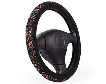 Voorbeeld van een onderhoudsproduct voor een stuurwielhoes, zwarte autoaccessoires met stethoscoop, hartspuit en tabletten.