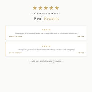 Pu&ograve; includere: Grafica color crema con testo "Real Reviews" e testimonianze dei clienti. Include stelle dorate e le frasi "Loved by Founders" e "Join 500+ ambitious entrepreneurs."