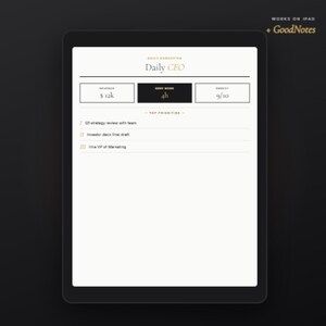 Pu&ograve; includere: Un tablet digitale che mostra un modello "Daily CEO" con sezioni per entrate, concentrazione ed energia. Lo schermo mostra un elenco delle priorit&agrave; principali e il testo "WORKS ON IPAD + GoodNotes". Il tablet &egrave; su uno sfondo scuro.
